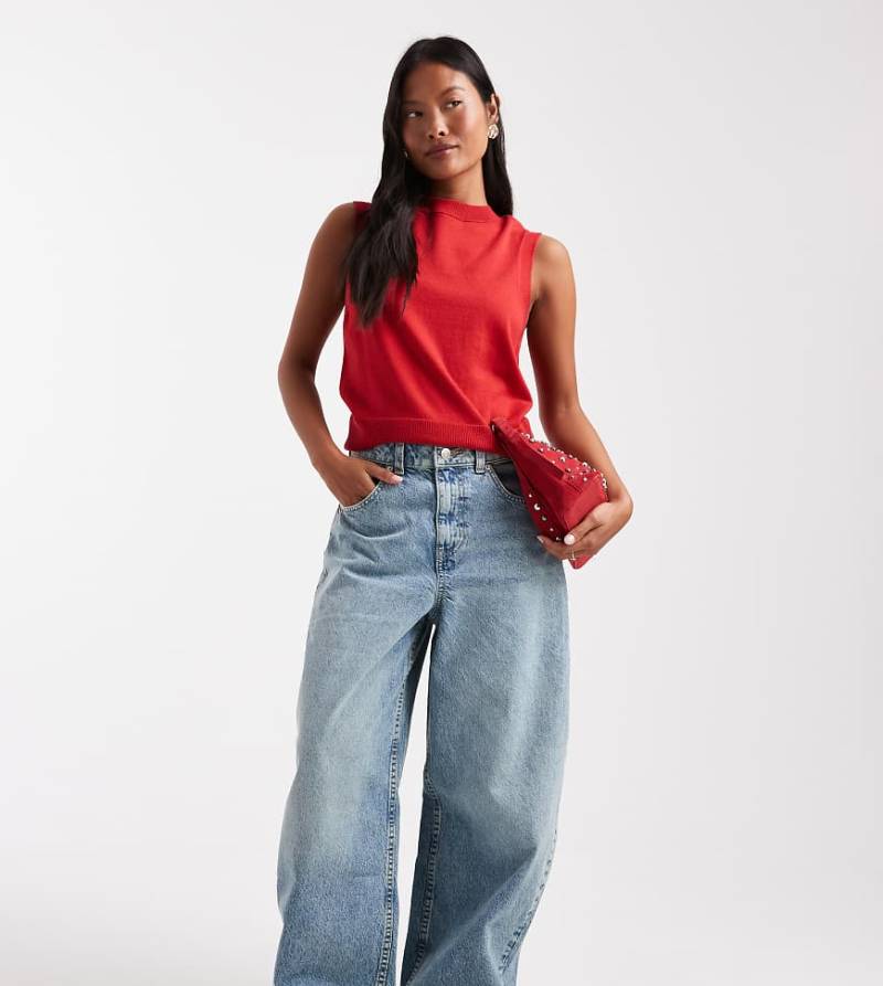 ASOS DESIGN Petite - Barrel-Jeans mit hohem Bund und blasser Vintage-Waschung-Blau von ASOS Petite
