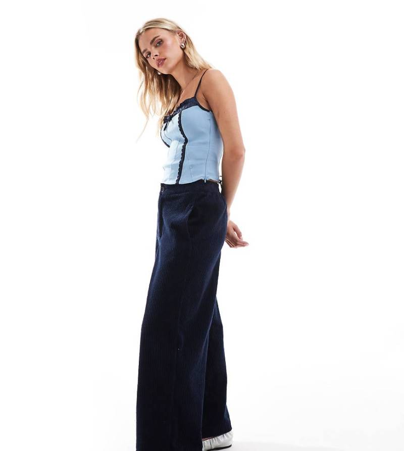 ASOS DESIGN Petite - Barrel-Leg-Hose aus Cord in Marineblau mit weitem Bein von ASOS Petite
