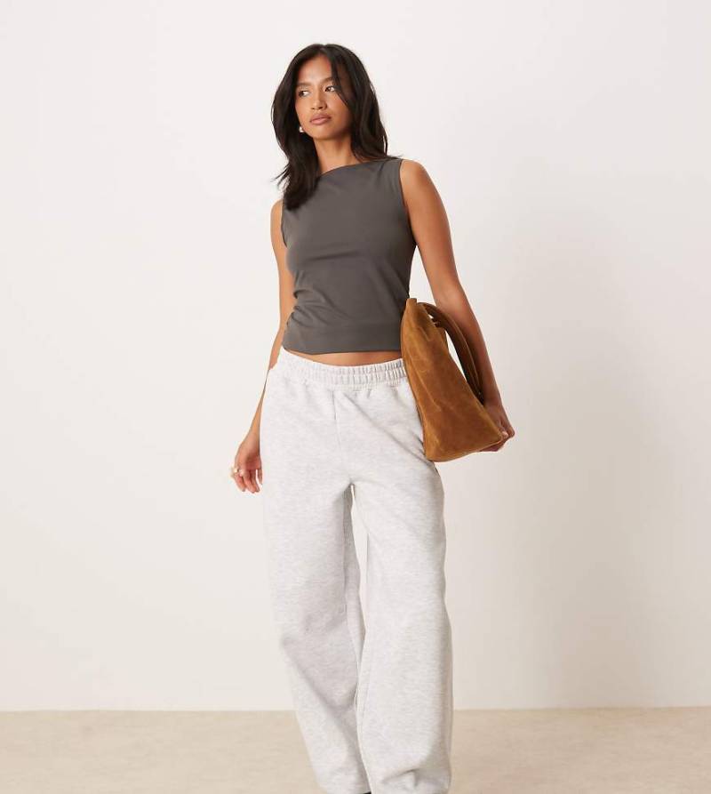 ASOS DESIGN Petite - Barrel Leg Jogginghose in meliertem Grau von ASOS Petite