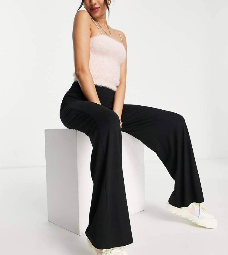 ASOS DESIGN Petite - Basic-Hose aus Jersey in Schwarz mit weitem Bein von ASOS Petite
