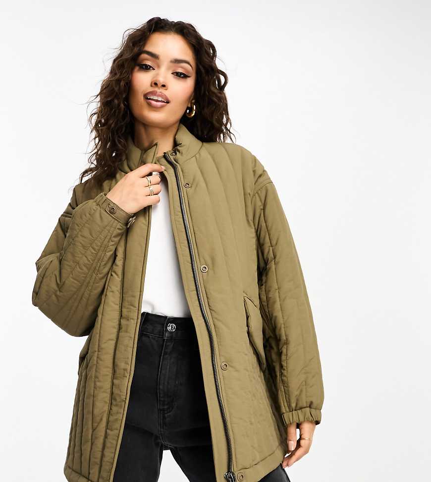 ASOS DESIGN Petite - Baumwolljacke in Khaki mit gerader Liniensteppung-Grün ASOS DESIGN Petite - Baumwolljacke in Khaki mit gerader Liniensteppung-Grün von ASOS Petite
