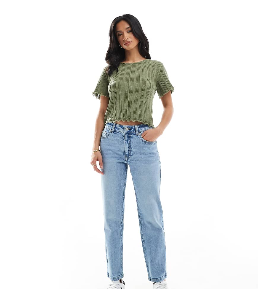 ASOS DESIGN Petite - Bequeme Jeans in Mittelblau mit schmalem Schnitt von ASOS Petite
