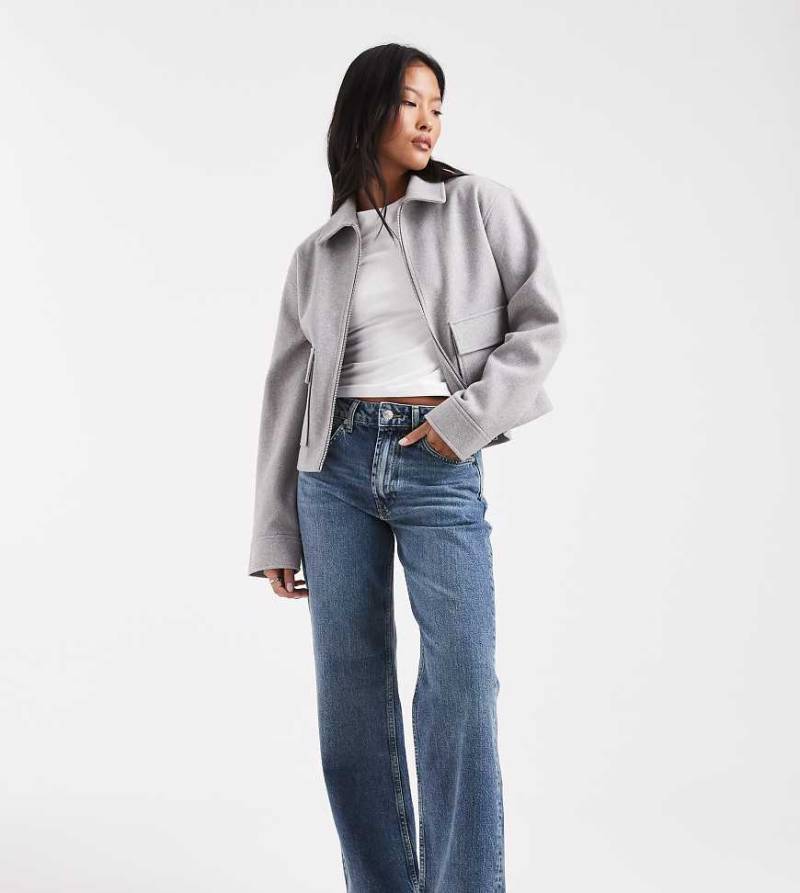 ASOS DESIGN Petite - Bequeme Jeans mit geradem Schnitt, Stretchanteil und Vintage-Waschung-Blau von ASOS Petite