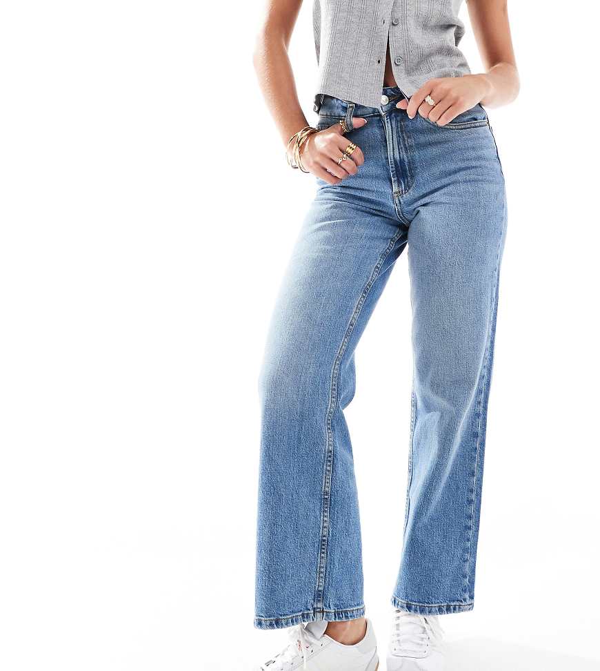 ASOS DESIGN Petite - Bequeme Jeans mit geradem Schnitt und Stretchanteil in Blau von ASOS Petite