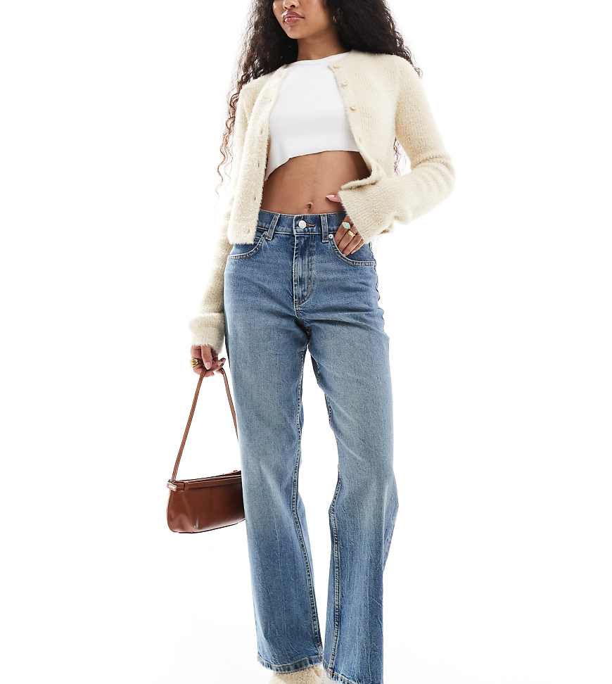 ASOS DESIGN Petite - Bequeme Jeans mit geradem Schnitt und Stretchanteil in Mittelblau von ASOS Petite