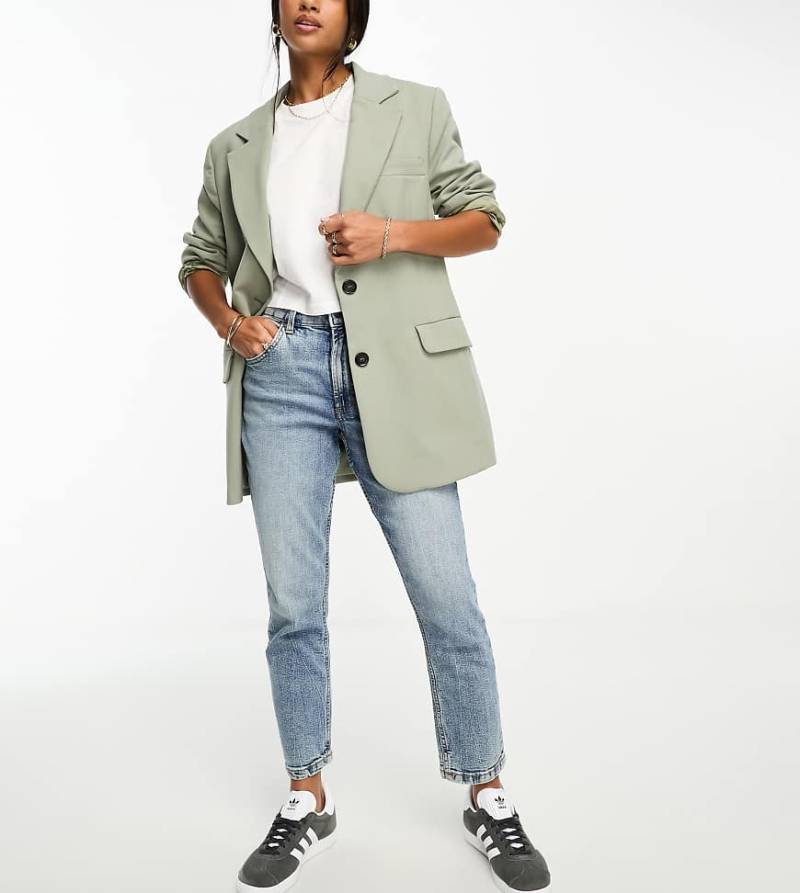 ASOS DESIGN Petite - Bequeme Jeans in Mittelblau mit schmalem Schnitt von ASOS Petite