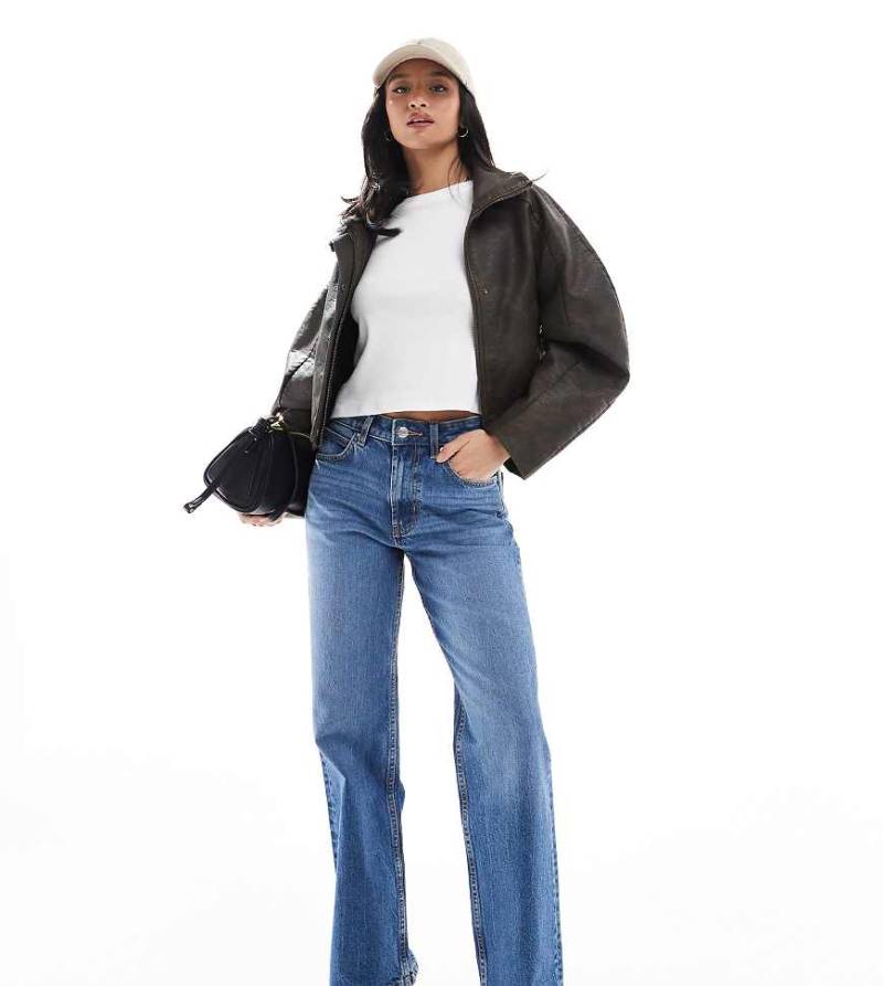 ASOS DESIGN Petite - Bequeme Stretch-Jeans in Authentic-Mittelblau mit geradem Bein von ASOS Petite