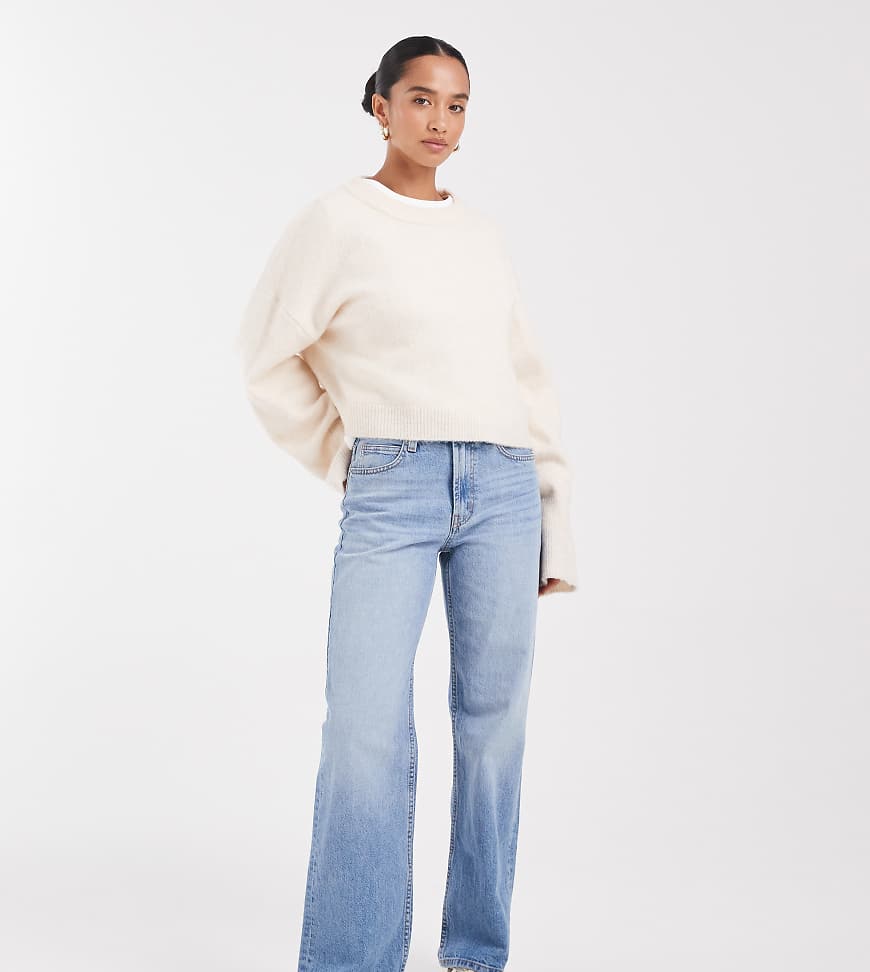 ASOS DESIGN Petite - Bequeme Stretch-Jeans in hellem Mittelblau mit geradem Schnitt von ASOS Petite