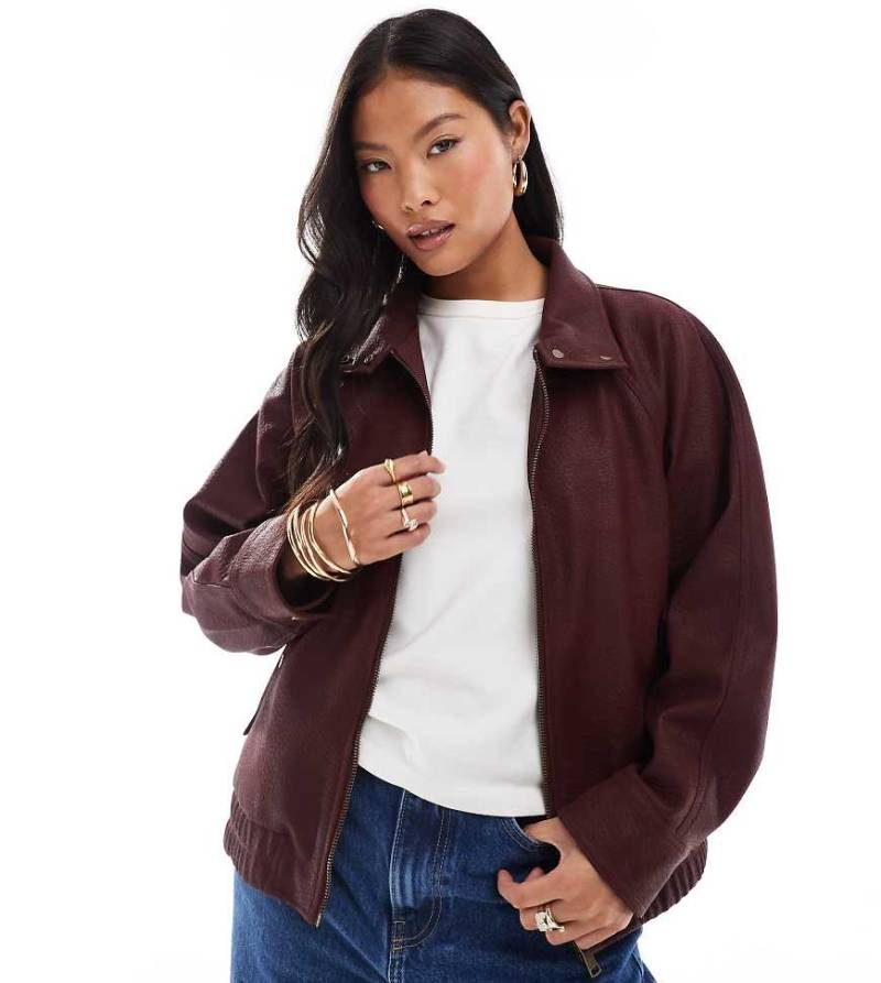 ASOS DESIGN Petite - Bomberjacke in Lederoptik in Burgunderrot von ASOS Petite