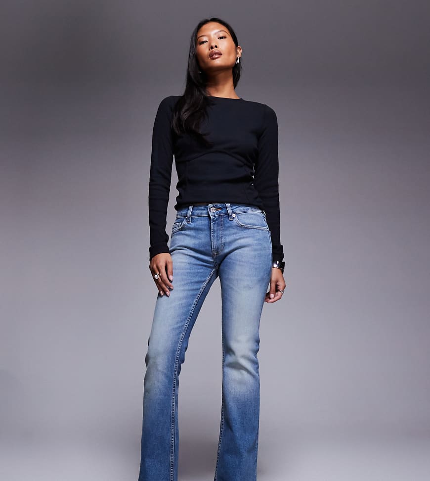ASOS DESIGN Petite - Bootcut-Jeans in mittlerer Waschung-Blau ASOS DESIGN Petite - Bootcut-Jeans in mittlerer Waschung-Blau von ASOS Petite