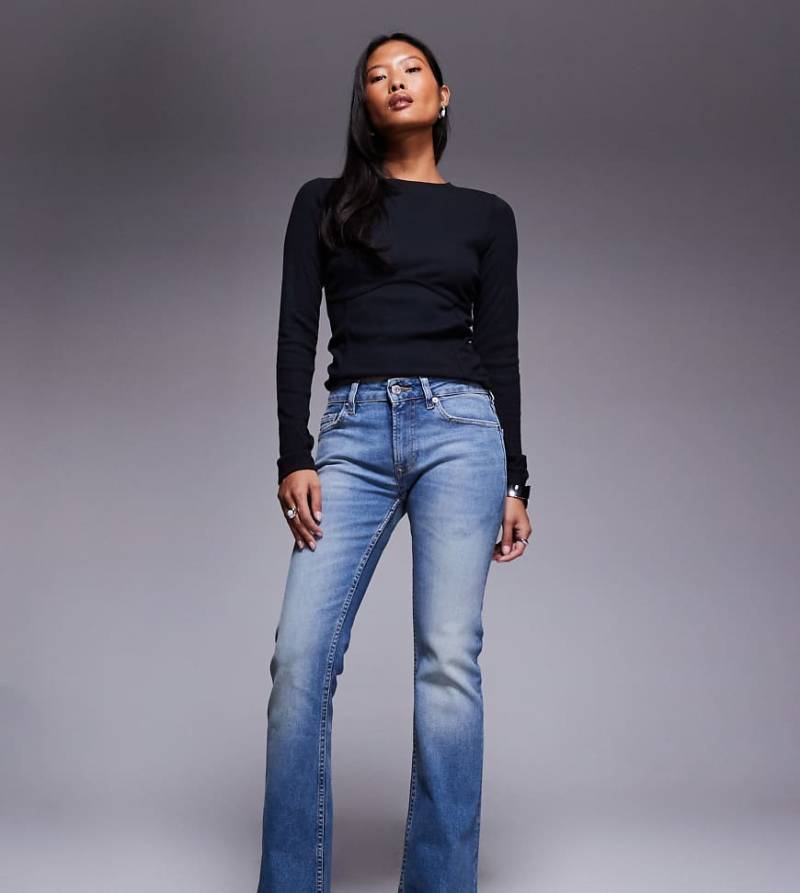 ASOS DESIGN Petite - Bootcut-Jeans in mittlerer Waschung-Blau ASOS DESIGN Petite - Bootcut-Jeans in mittlerer Waschung-Blau von ASOS Petite