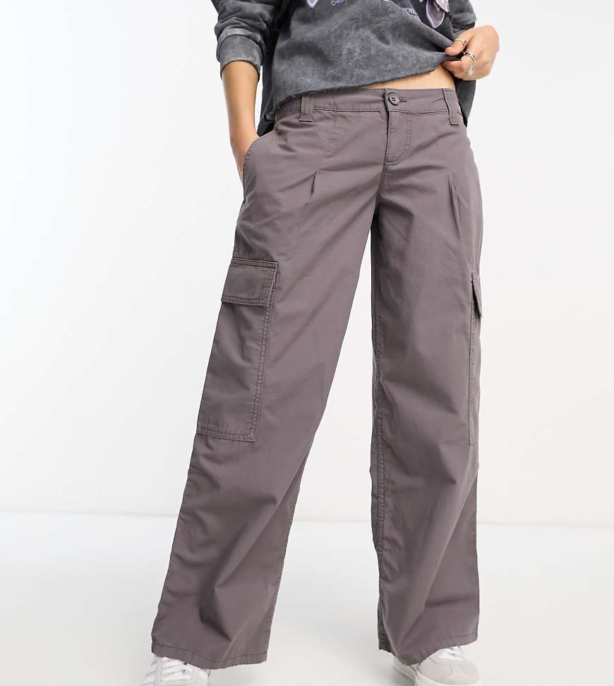 ASOS DESIGN Petite - Cargohose in Grau mit niedrigem Bund von ASOS Petite