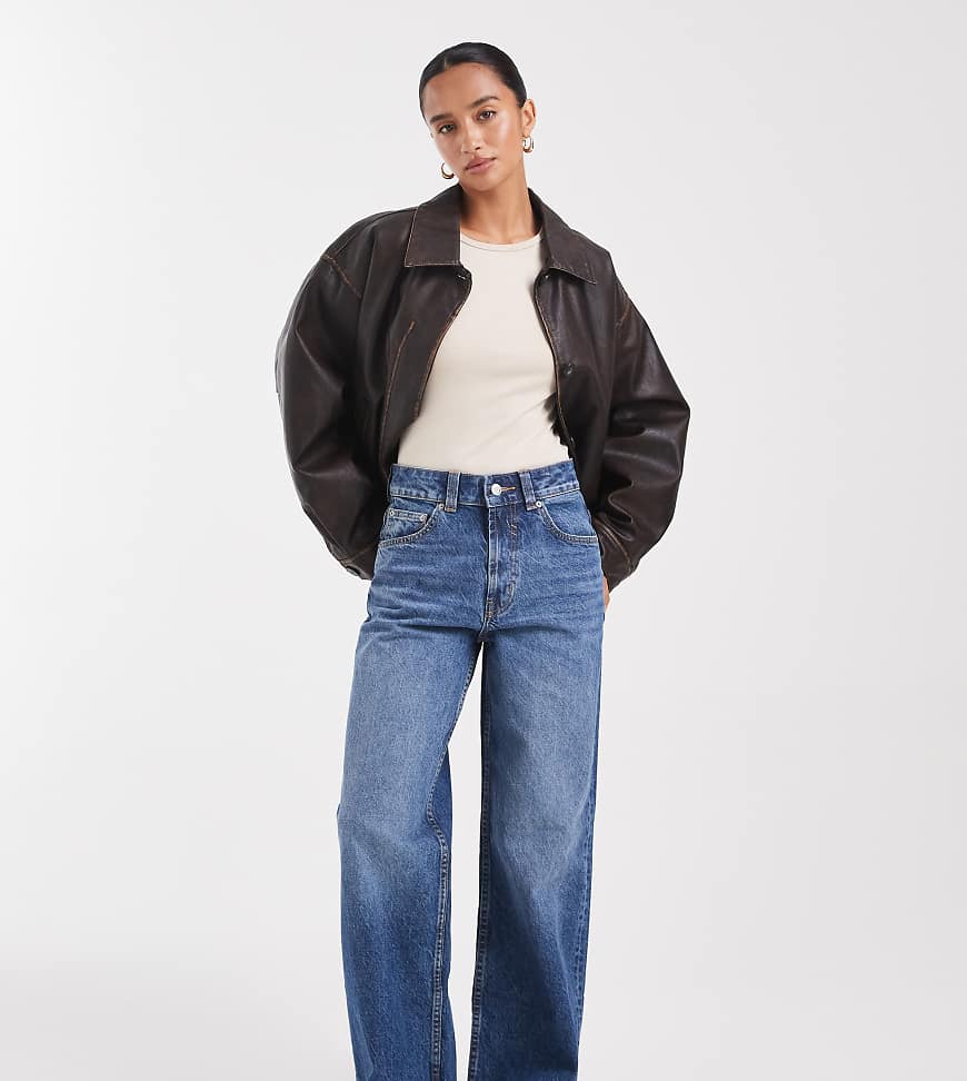 ASOS DESIGN Petite - Circular Design Collection - Dad-Jeans in Mittelblau mit weitem Schnitt von ASOS Petite