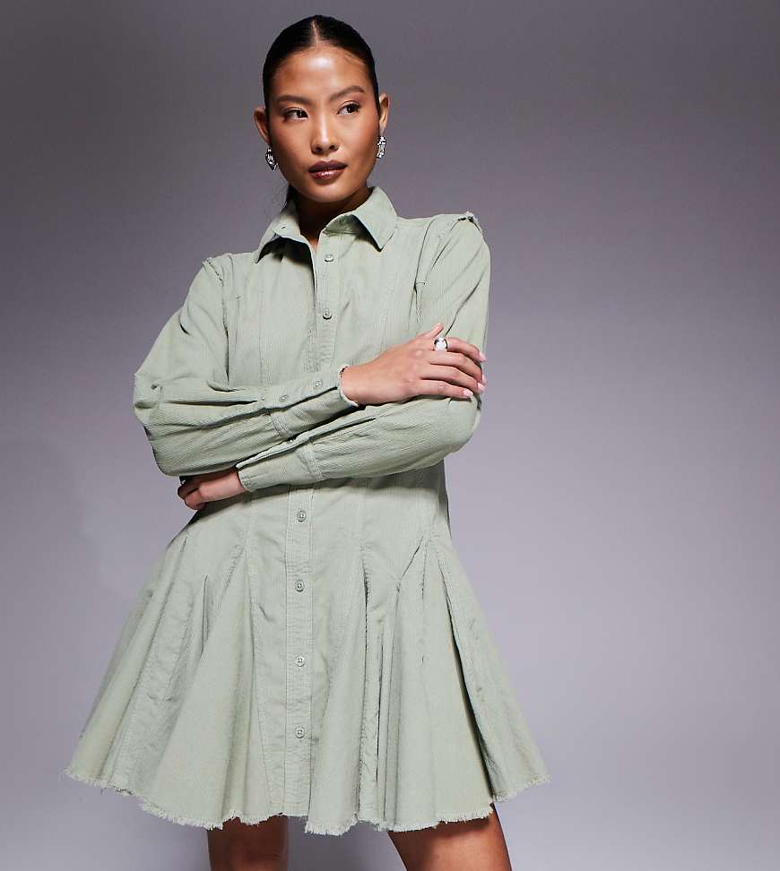 ASOS DESIGN Petite - Cord-Hemdkleid in Salbeigrün mit betonter Taille und Godets-Bunt von ASOS Petite