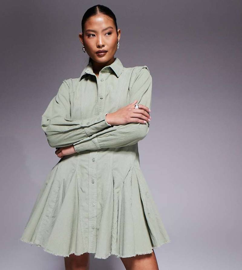 ASOS DESIGN Petite - Cord-Hemdkleid in Salbeigrün mit betonter Taille und Godets-Bunt von ASOS Petite