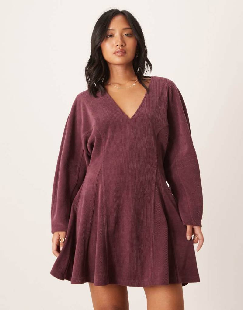 ASOS DESIGN Petite - Cord-Minikleid in Weinrot mit Cocoon-Ärmeln-Keine Farbe ASOS DESIGN Petite - Cord-Minikleid in Weinrot mit Cocoon-Ärmeln-Keine Farbe von ASOS Petite