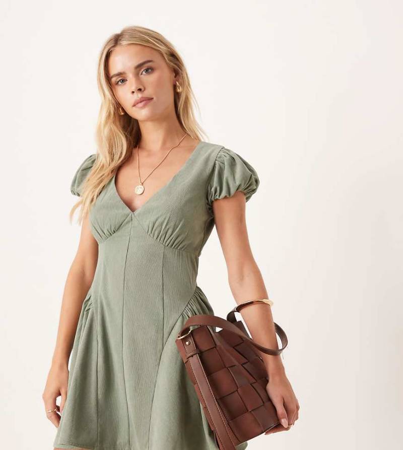 ASOS DESIGN Petite - Cord-Minikleid in verwaschenem Oliv mit Korsetttaille und Puffärmeln-Grün von ASOS Petite