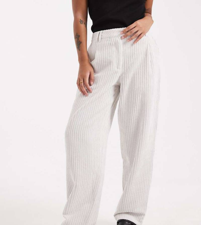 ASOS DESIGN Petite - Cordhose in Cremeweiß mit schmalem Bein von ASOS Petite