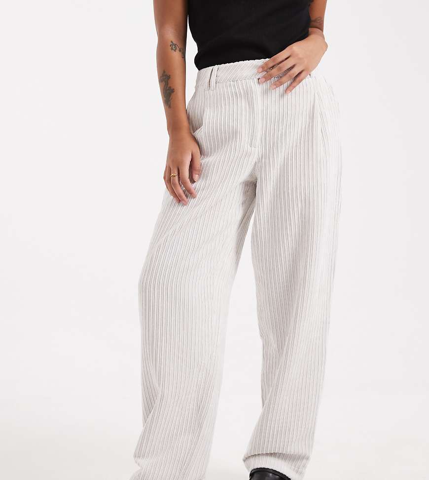 ASOS DESIGN Petite - Cordhose in Cremeweiß mit schmalem Bein von ASOS Petite