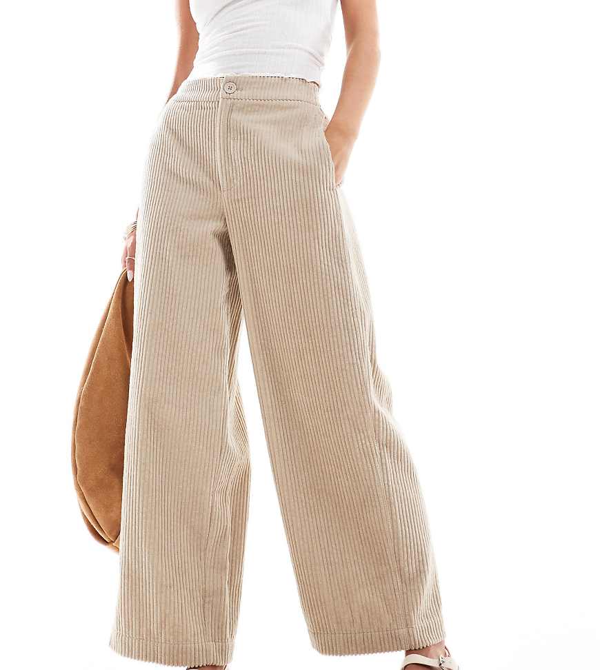 ASOS DESIGN Petite - Barrel Leg Cordhose in Steinbeige-Neutral ASOS DESIGN Petite - Barrel Leg Cordhose in Steinbeige-Neutral von ASOS Petite