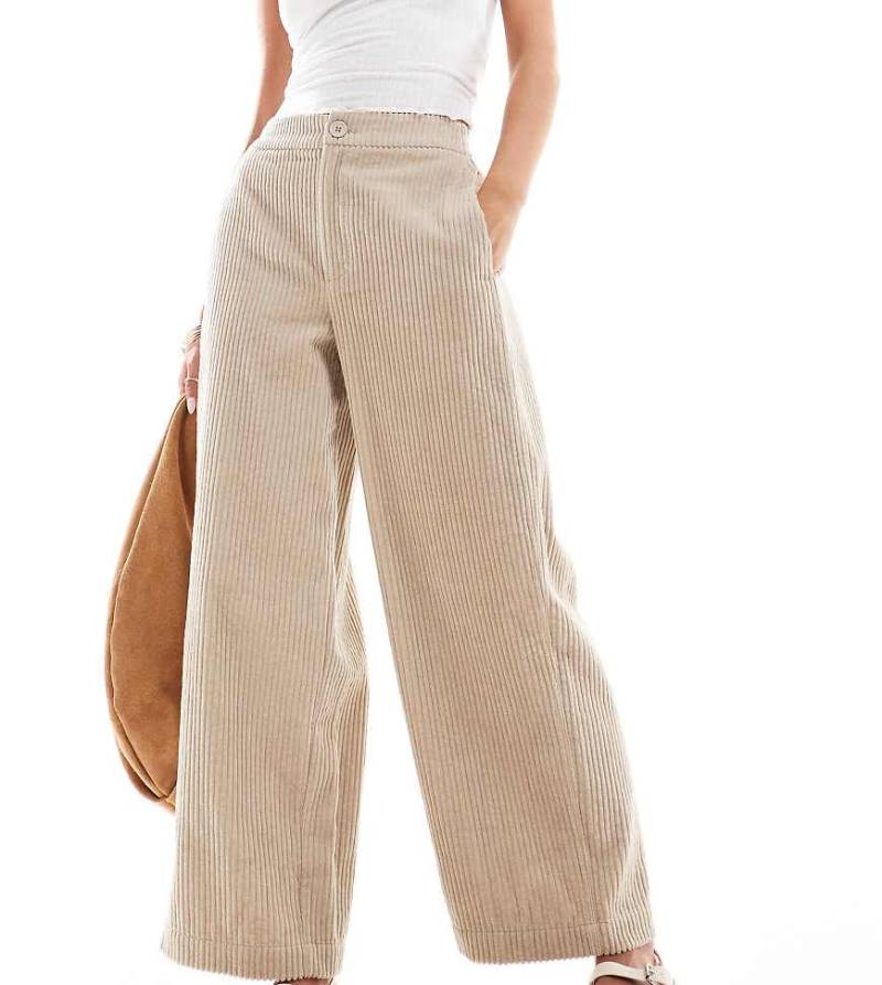 ASOS DESIGN Petite - Barrel Leg Cordhose in Steinbeige-Neutral von ASOS Petite