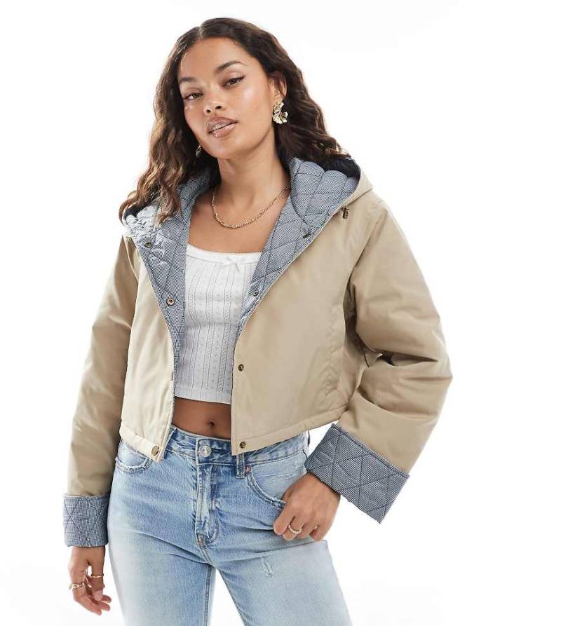 ASOS DESIGN Petite - Cropped Jacke in Hellbeige mit Kapuze und Futter mit Vichy-Karo-Grau von ASOS Petite