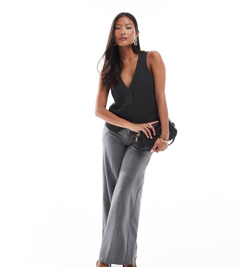 ASOS DESIGN Petite - Locker und gerade geschnittene Hose in Grau mit 5-Taschen-Design von ASOS Petite