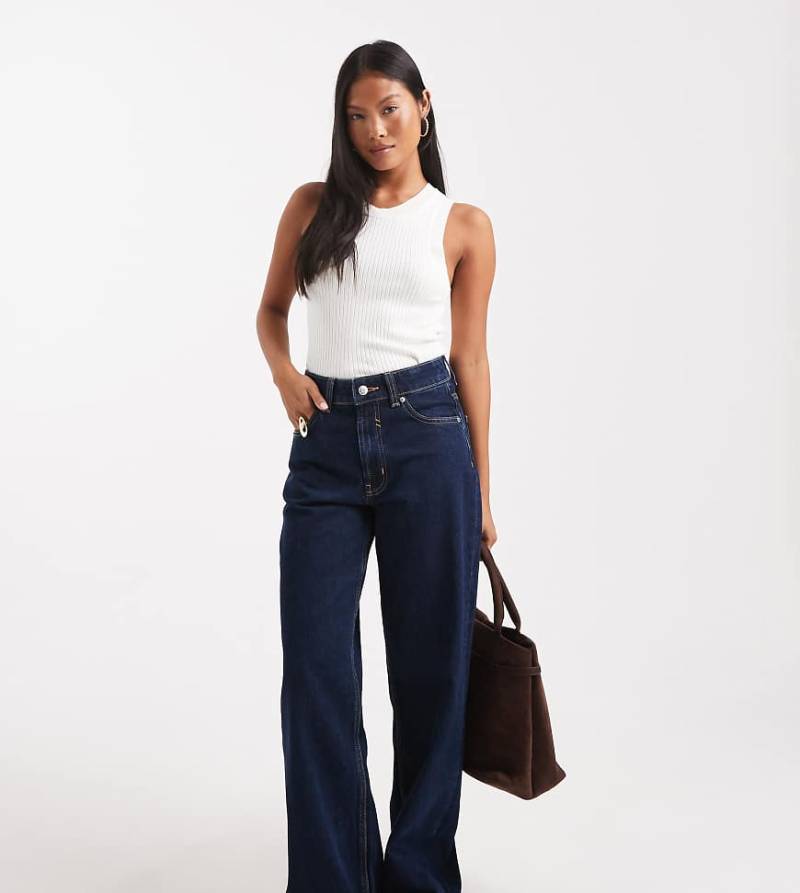 ASOS DESIGN Petite - Dad-Jeans mit weitem Bein in Rinse-Waschung-Marineblau von ASOS Petite
