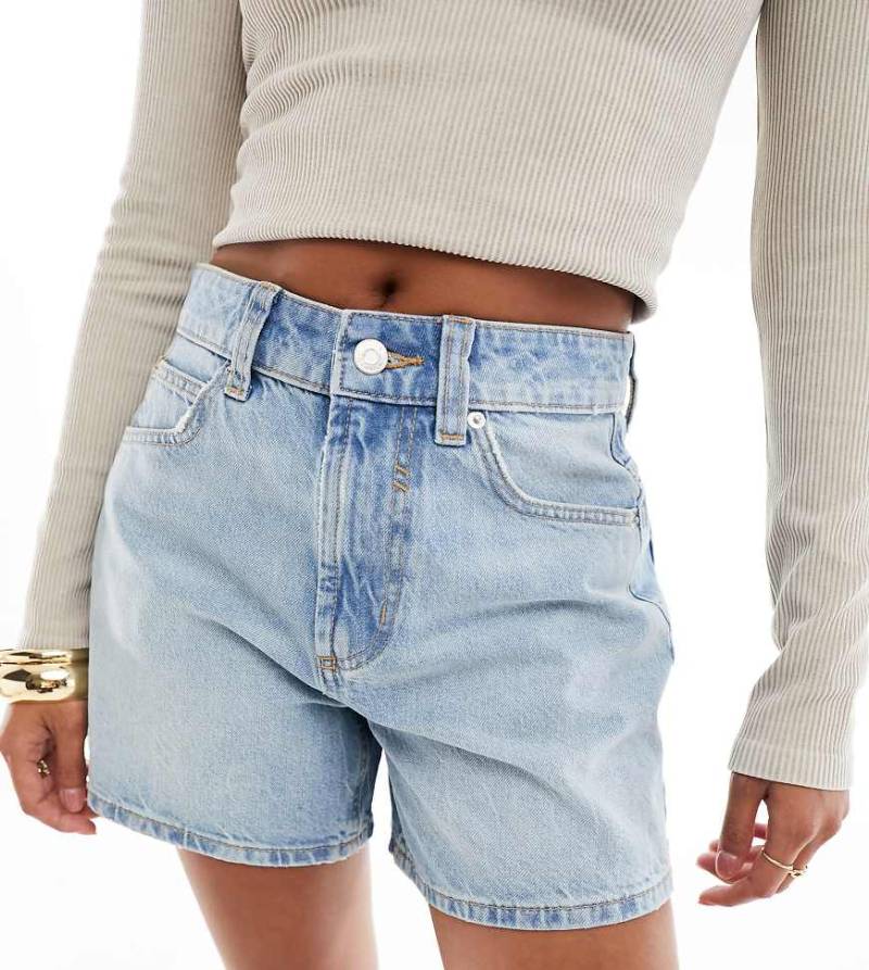 ASOS DESIGN Petite - Dad-Jeansshorts in verwaschenem Hellblau von ASOS Petite