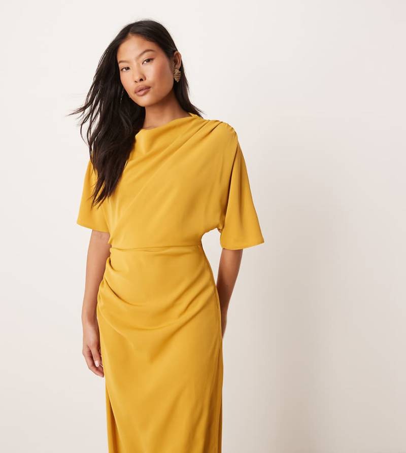 ASOS DESIGN Petite - Drapiertes, anschmiegsames Midikleid in Gold mit abfallender Schulterpartie-Goldfarben von ASOS Petite