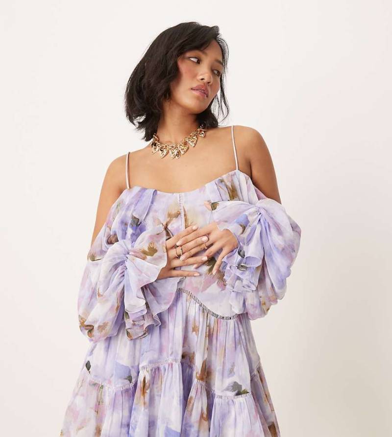 ASOS DESIGN Petite - Drapiertes, schulterfreies, gestuftes Minikleid mit Spitzeneinsätzen und verschwommenem abstraktem Muster-Bunt von ASOS Petite