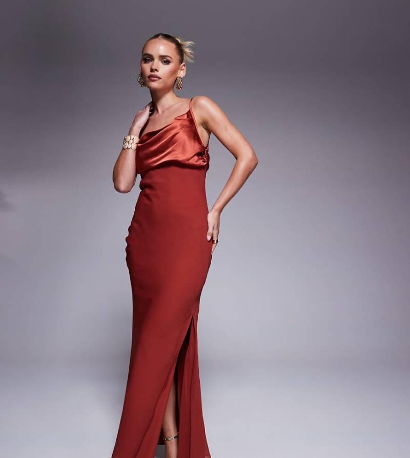 ASOS DESIGN Petite - Drapiertes Maxikleid aus Satin und Chiffon in Dunkelrot mit One-Shoulder-Träger von ASOS Petite
