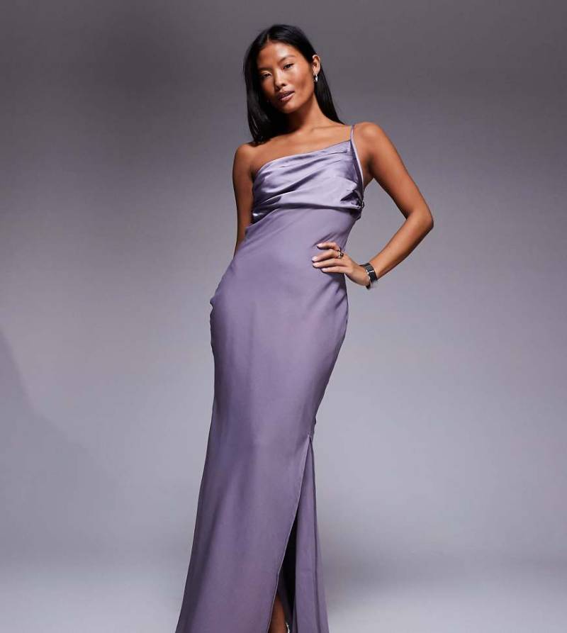 ASOS DESIGN Petite - Drapiertes Maxikleid aus Satin und Chiffon in Flieder mit One-Shoulder-Träger-Lila von ASOS Petite