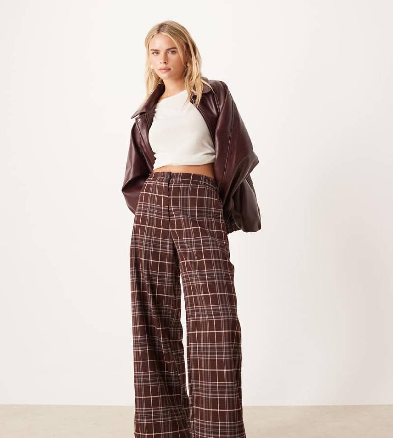 ASOS DESIGN Petite - Elegante, lässig und gerade geschnittene Hose in burgunderrot kariert-Bunt ASOS DESIGN Petite - Elegante, lässig und gerade geschnittene Hose in burgunderrot kariert-Bunt von ASOS Petite