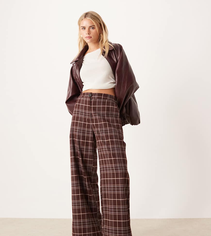 ASOS DESIGN Petite - Elegante, lässig und gerade geschnittene Hose in burgunderrot kariert-Bunt von ASOS Petite