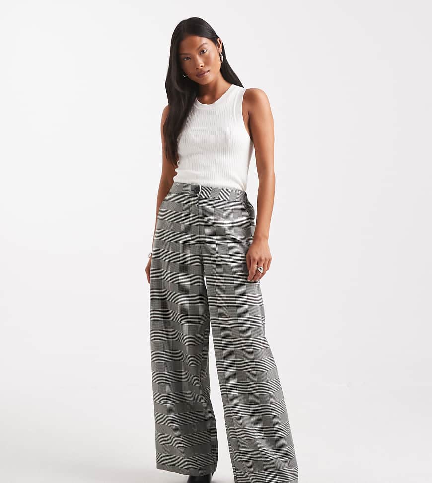 ASOS DESIGN Petite - Elegante, legere, gerade Hose mit Hahnentrittmuster in Schwarz/Weiß-Bunt von ASOS Petite