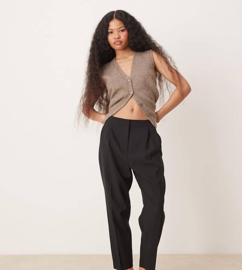 ASOS DESIGN Petite - Elegante, schmal zulaufende Hose in Schwarz von ASOS Petite