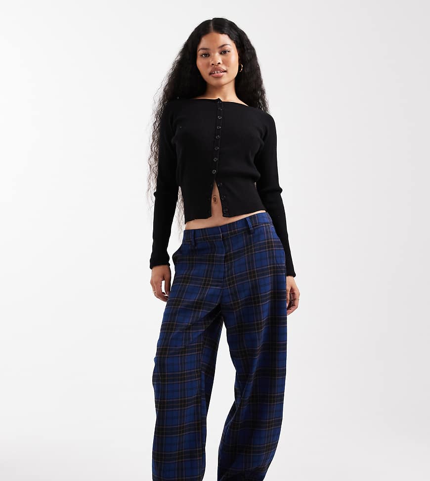 ASOS DESIGN Petite - Elegante Barrel-Leg-Hose in Blau mit Karomuster, Kombiteil-Bunt ASOS DESIGN Petite - Elegante Barrel-Leg-Hose in Blau mit Karomuster, Kombiteil-Bunt von ASOS Petite