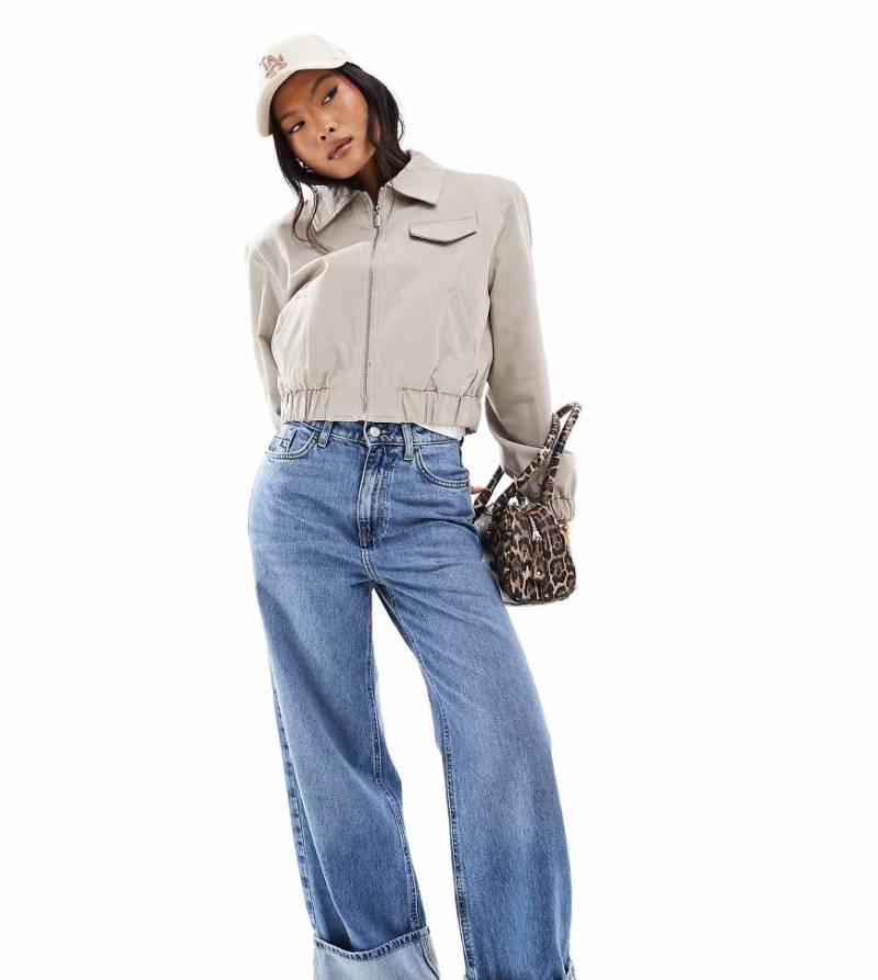 ASOS DESIGN Petite - Elegante Bomberjacke in Hellbeige mit Kragen und Taschendetail-Neutral von ASOS Petite