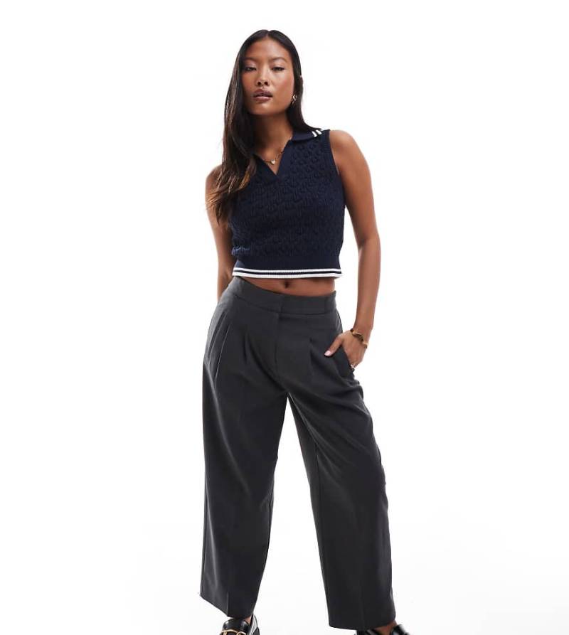 ASOS DESIGN Petite - Elegante Hose in Anthrazit mit weitem Bein-Grau von ASOS Petite