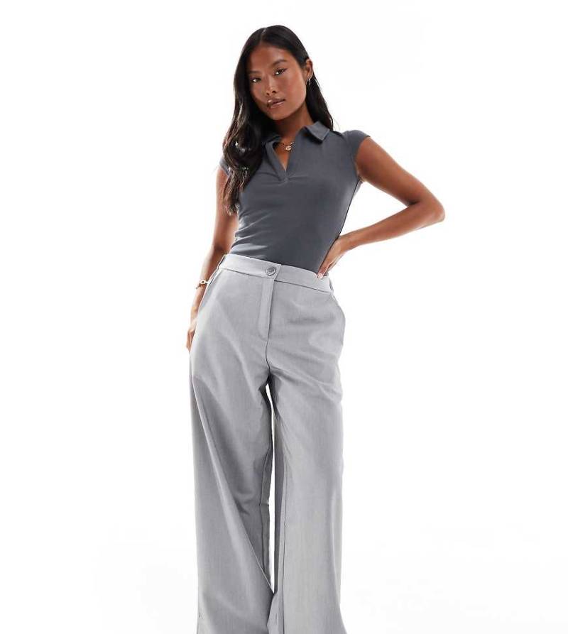ASOS DESIGN Petite - Elegante Hose in Grau mit lockerem, geradem Schnitt von ASOS Petite