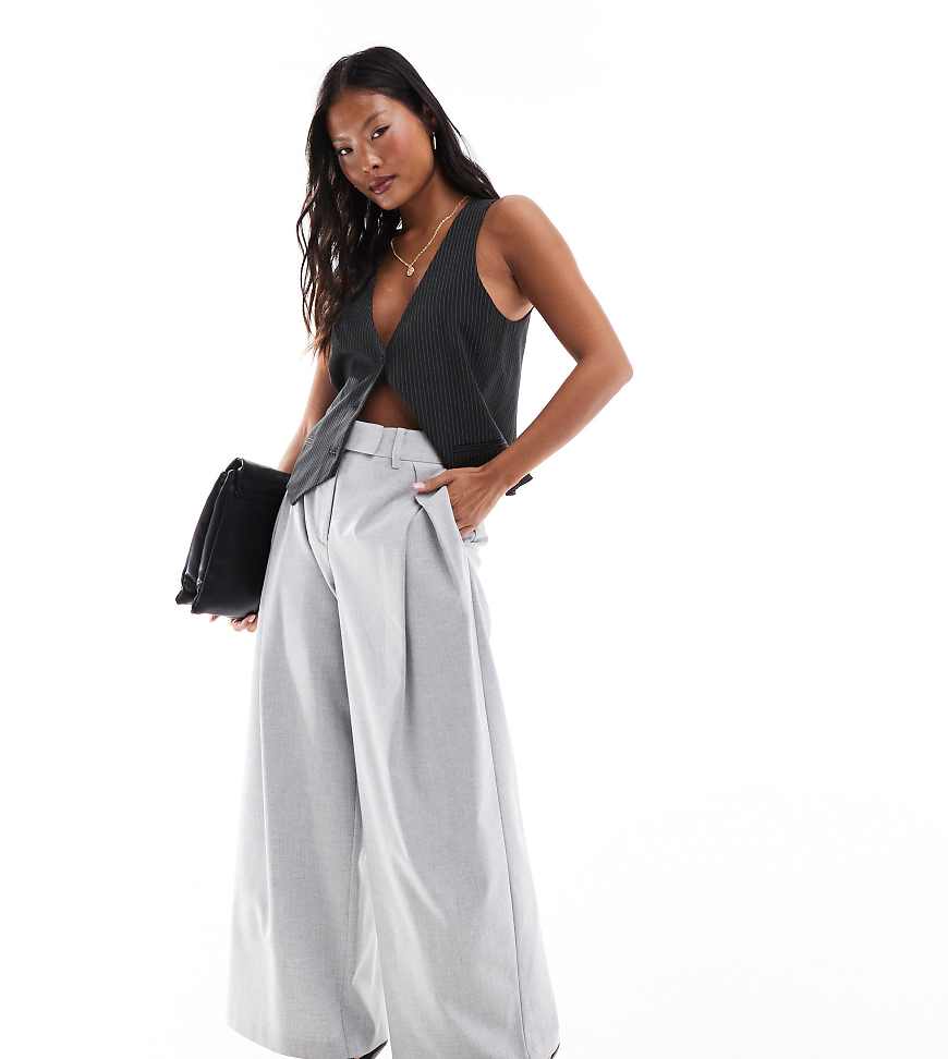 ASOS DESIGN Petite - Elegante Hose in Grau mit weitem Bein und überkreuzten Falten von ASOS Petite
