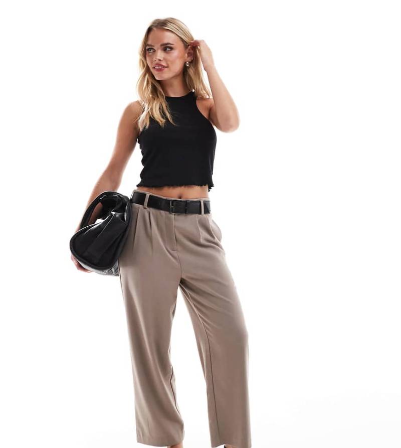 ASOS DESIGN Petite - Elegante Hose in Mokka mit weitem Bein, Gürtel und Paperbag-Bund-Neutral von ASOS Petite