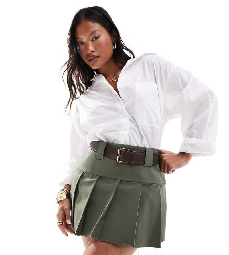 ASOS DESIGN Petite - Eleganter Minirock in Khaki mit Gürtel und sichtbarem Futter-Grün von ASOS Petite
