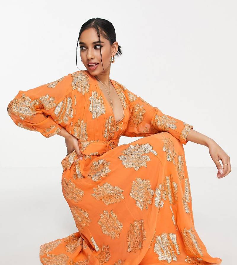 ASOS DESIGN Petite - Freizeit-Maxikleid in Orange mit Gürtel und Fledermausärmeln aus Jacquard in Metallic-Optik-Bunt von ASOS Petite