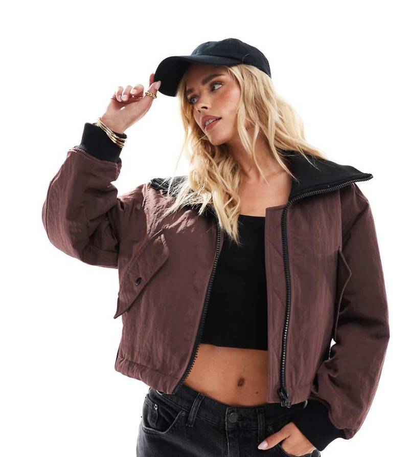 ASOS DESIGN Petite - Freizeitjacke in Schokoladenbraun mit Rippstrick-Kragen-Schwarz von ASOS Petite