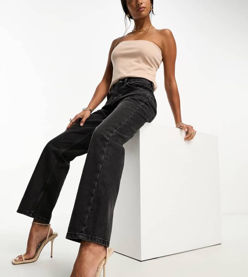 ASOS DESIGN Petite - Gerade Jeans in Schwarz im Stil der 90er von ASOS Petite