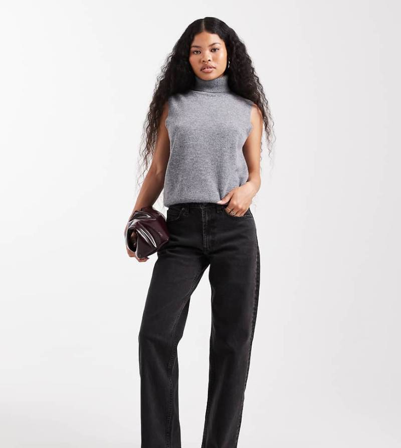 ASOS DESIGN Petite - Gerade geschnittene Jeans aus Comfort Stretch in verwaschenem Schwarz ASOS DESIGN Petite - Gerade geschnittene Jeans aus Comfort Stretch in verwaschenem Schwarz von ASOS Petite