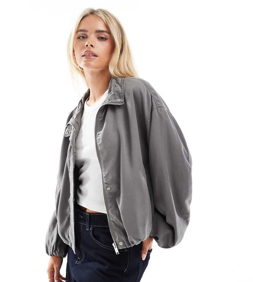 ASOS DESIGN Petite - Geraffte Jacke in verwaschenem Anthrazit mit Trichterkragen-Grau von ASOS Petite