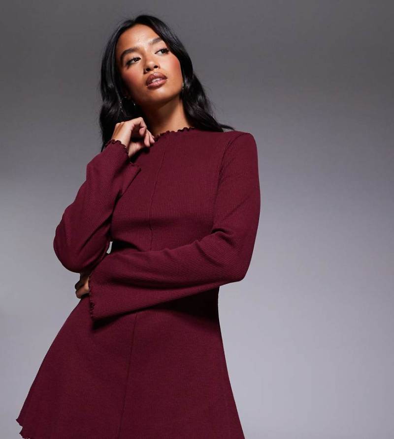 ASOS DESIGN Petite - Geripptes, langärmliges Minikleid in Burgunderrot mit Kräuselsaum von ASOS Petite